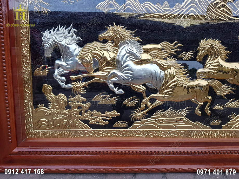 Khung tranh bằng gỗ l&aacute;t, chạm mắt ngọc được phun phủ chống mối mọt gi&uacute;p k&eacute;o d&agrave;i tuổi thọ của bức tranh